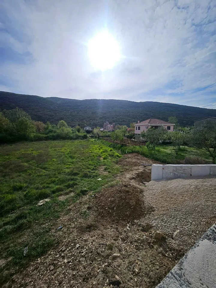 Grundstück mit 2843 m² in Kovači mit direktem Zugang zur Hauptstraße